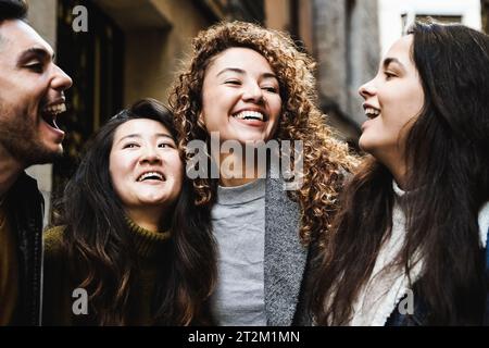 Multikulturelle junge Menschen, die draußen Spaß haben - glückliche Freunde genießen Winterferien - Jugendgemeinde Lebensstil Stockfoto