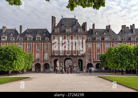 Historisches Gebäude am Place des Vosges, Viertel Marais, Paris, Frankreich Stockfoto