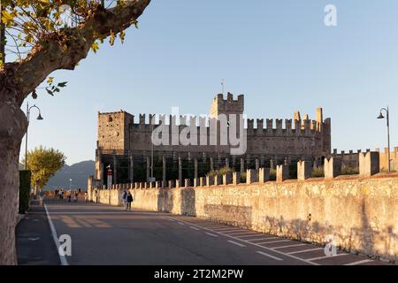 Schloss Scaliger und mittelalterliche Stadtmauer im Abendlicht, Scaliger, Torri del Benaco, Ostufer des Gardasees, Provinz Verona, Italien Stockfoto