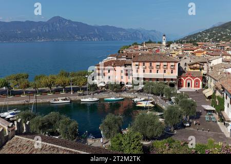 Torri del Benaco, Bootshafen, Hotel Gardesana und Piazza Calderini, Blick vom Schloss Scaliger, Ostufer des Gardasees, Provinz Verona, Italien Stockfoto