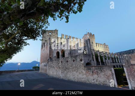 Schloss Scaliger und Stadtmauer, blaue Stunde, Torri del Benaco, Ostufer des Gardasees, Provinz Verona, Italien Stockfoto