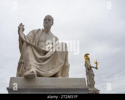 Statue des Polybius, Skulptur vor dem Parlament in Wien, hinter Statue des Pallas Athene, Wien, Österreich Stockfoto