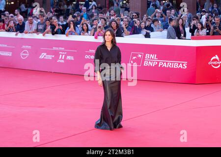 Rom, Italien. Oktober 2023. Die Schauspielerin und Regisseurin Kasia Smutniak besucht den roten Teppich des Films „Mur“ am zweiten Abend der 18. Ausgabe des Filmfestivals in Rom. (Foto: Matteo Nardone/Pacific Press) Credit: Pacific Press Media Production Corp./Alamy Live News Stockfoto