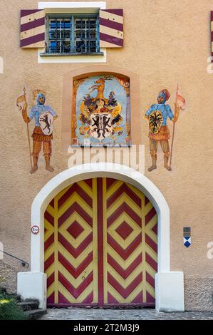 Eingangstor mit Fresken, Wappen und Rittern, Kronburg, Allgäu, Bayern, Deutschland Stockfoto