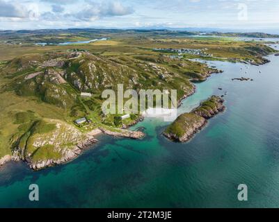 Luftaufnahme der Halbinsel Ross of Mull und des Fischerdorfes Fionnphort im Bild rechts, links der Granitbruch Torr Stockfoto