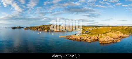 Luftpanorama der Küste der Halbinsel Ross of Mull mit dem Fischerdorf Fionnphort, Isle of Mull, Argyll und Bute, Schottland Stockfoto