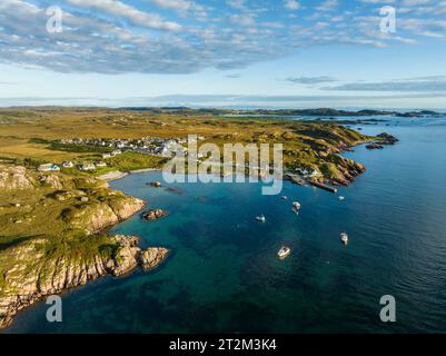 Luftaufnahme des Fischerdorfes Fionnphort mit Badestrand und Fährpier, Ross of Mull, Isle of Mull, Argyll and Bute, Schottland, Vereint Stockfoto