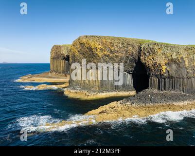 Aus der Vogelperspektive auf die unbewohnte felsige Insel Staffa mit den markanten Basaltsäulen und Fingal's Cave, Hebriden, Highlands, Schottland, Great Stockfoto