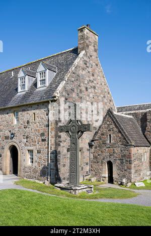 Die Christian Iona Abbey, Wallfahrtsziel, Iona Kloster mit dem rekonstruierten keltischen Kreuz St. Johns auf der schottisch-hebridischen Insel I Stockfoto