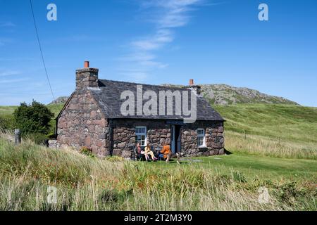 Traditionelles Steinhaus auf der schottisch-hebridischen Insel Iona, Isle of Mull, Schottland, Vereinigtes Königreich Stockfoto