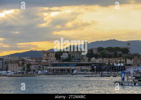 Blick auf die Altstadt und den Palais des Festivals von der Croisette am Abend, Yachten während des Cannes Yachting Festival, Cannes Stockfoto