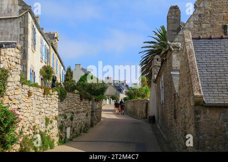 Gasse mit Steinhäusern, Insel Ile de Batz im Ärmelkanal vor der bretonischen Küste in der Nähe von Roscoff, Departement Finistere Penn-AR-Bed, Bretagne Stockfoto