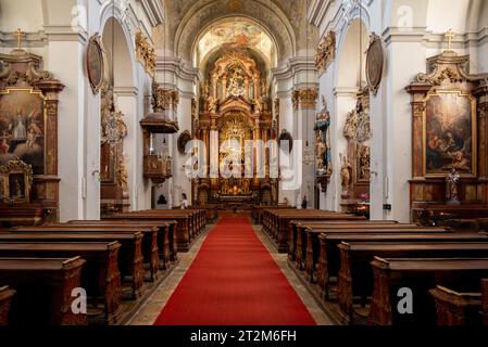 Wien, Österreich 29. September 2023, barockes Inneres der Mariahilfer Kirche im 6. Bezirk. Stockfoto