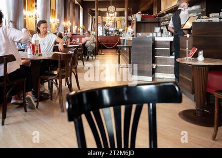 Wien Österreich. 29. September 2023. Inneneinrichtung des traditionellen wiener Cafés 'Cafe Ritter' mit stilvollen Möbeln Stockfoto