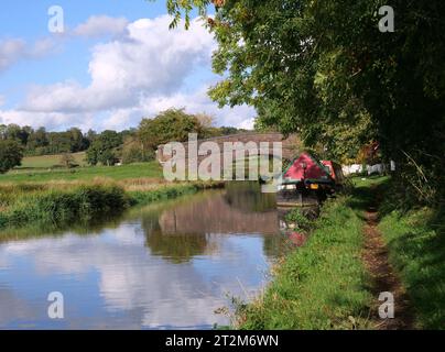 Foto einer Szene entlang des Oxford Canal in Warwickshire im Herbst Stockfoto