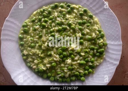 Typisches Gericht der traditionellen venezianischen Küche Reis und Erbsen 'risi e bisi' in venezianischem Dialekt Stockfoto