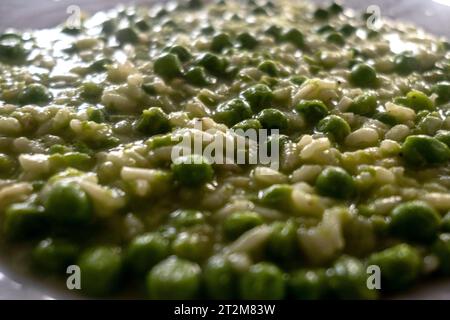 Typisches Gericht der traditionellen venezianischen Küche Reis und Erbsen 'risi e bisi' in venezianischem Dialekt Stockfoto