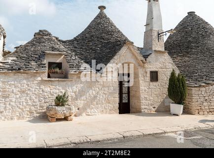 Trulli, typische Kalksteinhäuser von Alberobello im Süden Apuliens, Italien Stockfoto