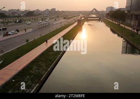 Dhaka, Bangladesch - 20. Oktober 2023: Der Purbachal Expressway (300 Fuß) ist eine 12,5 km lange, achtspurige Schnellstraße in Dhaka, Bangl Stockfoto