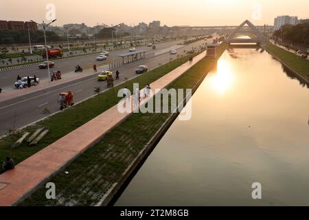 Dhaka, Bangladesch - 20. Oktober 2023: Der Purbachal Expressway (300 Fuß) ist eine 12,5 km lange, achtspurige Schnellstraße in Dhaka, Bangl Stockfoto