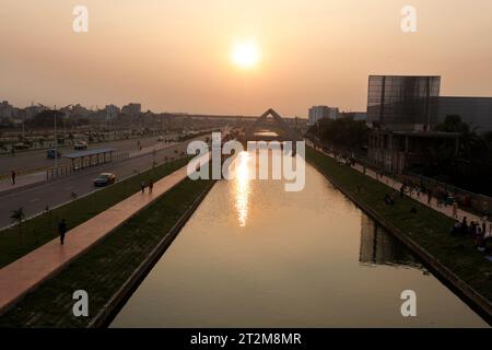 Dhaka, Bangladesch - 20. Oktober 2023: Der Purbachal Expressway (300 Fuß) ist eine 12,5 km lange, achtspurige Schnellstraße in Dhaka, Bangl Stockfoto