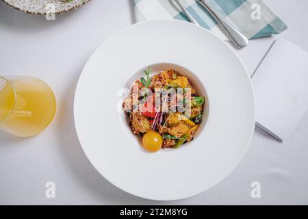 Gemüseeintopf mit Kartoffeln, Tomaten und Kräutern mit Sauce in einem tiefen Teller von oben Stockfoto