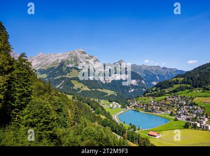 Blick auf den Eugenisee See im Ferienort Engelberg, Zentralschweiz, von der Titlis XPress Gondelbahn zum Titlis oberhalb des Dorfes Stockfoto