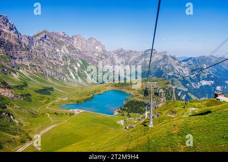 Panorama des Trubsees, Kanton Nidwalden, Zentralschweiz, ein Bergsee unterhalb des Titlis oberhalb des Engelbergs, von der Titlis XPress-Gondel aus gesehen Stockfoto
