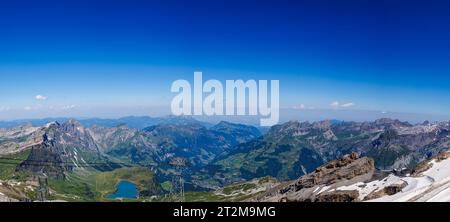 Panoramablick über Trubsee und das Dorf Engelberg vom Gipfel des Titlis, einem Berg in den Urner Alpen zwischen Obwalden und Bern Stockfoto