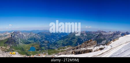 Panoramablick über Trubsee und das Dorf Engelberg vom Gipfel des Titlis, einem Berg in den Urner Alpen zwischen Obwalden und Bern Stockfoto