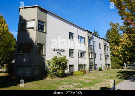 Typischer Wohnblock, drei Stockwerke hoch, an der Cambie Street in Vancouver Stockfoto