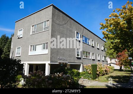 Typischer Wohnblock, drei Stockwerke hoch, an der Cambie Street in Vancouver Stockfoto