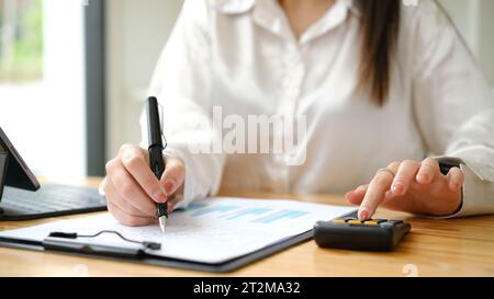 Nahaufnahme einer Buchhalterin oder Bankerin, die Berechnungen macht. Sparen, Finanzen und Wirtschaftlichkeit. Stockfoto