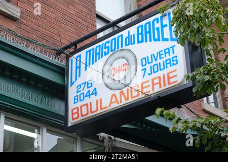 Schild „La Maison du Bagel“, im St-Viateur Bagel Shop in Montreal Stockfoto