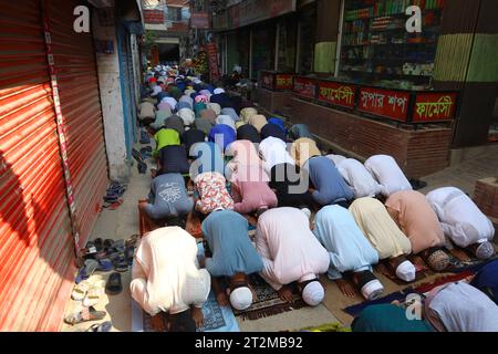 Dhaka, Dhaka, Bangladesch. Oktober 2023. Da in der Moschee nicht genügend Platz vorhanden ist, geben die Gläubigen Freitagsgebet auf der Straße vor der Moschee in Dhaka ab. (Kreditbild: © Syed Mahabubul Kader/ZUMA Press Wire) NUR REDAKTIONELLE VERWENDUNG! Nicht für kommerzielle ZWECKE! Stockfoto