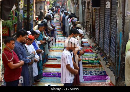 Dhaka, Dhaka, Bangladesch. Oktober 2023. Da in der Moschee nicht genügend Platz vorhanden ist, geben die Gläubigen Freitagsgebet auf der Straße vor der Moschee in Dhaka ab. (Kreditbild: © Syed Mahabubul Kader/ZUMA Press Wire) NUR REDAKTIONELLE VERWENDUNG! Nicht für kommerzielle ZWECKE! Stockfoto