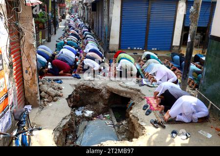 Dhaka, Dhaka, Bangladesch. Oktober 2023. Da in der Moschee nicht genügend Platz vorhanden ist, geben die Gläubigen Freitagsgebet auf der Straße vor der Moschee in Dhaka ab. (Kreditbild: © Syed Mahabubul Kader/ZUMA Press Wire) NUR REDAKTIONELLE VERWENDUNG! Nicht für kommerzielle ZWECKE! Stockfoto