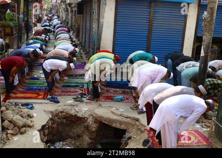 Dhaka, Dhaka, Bangladesch. Oktober 2023. Da in der Moschee nicht genügend Platz vorhanden ist, geben die Gläubigen Freitagsgebet auf der Straße vor der Moschee in Dhaka ab. (Kreditbild: © Syed Mahabubul Kader/ZUMA Press Wire) NUR REDAKTIONELLE VERWENDUNG! Nicht für kommerzielle ZWECKE! Stockfoto