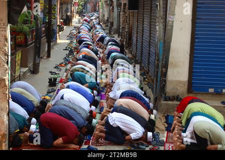 Dhaka, Dhaka, Bangladesch. Oktober 2023. Da in der Moschee nicht genügend Platz vorhanden ist, geben die Gläubigen Freitagsgebet auf der Straße vor der Moschee in Dhaka ab. (Kreditbild: © Syed Mahabubul Kader/ZUMA Press Wire) NUR REDAKTIONELLE VERWENDUNG! Nicht für kommerzielle ZWECKE! Stockfoto