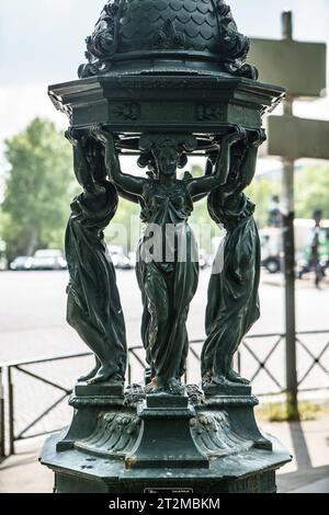 Grüner Wallace-Brunnen mit vier Karyatiden im Viertel Montmartre. PARIS - 29. APRIL 2019 Stockfoto
