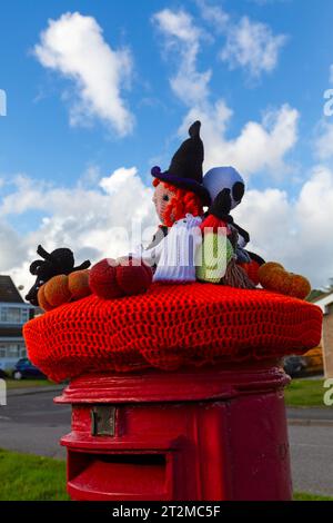 Poole, Dorset, Großbritannien. Oktober 2023. Ein gestrickter Briefkasten-Topper erscheint auf einem roten Briefkasten in Poole, Dorset mit einem Halloween-Thema mit Hexen, Geistern, Spinnen und Kürbissen. Quelle: Carolyn Jenkins/Alamy Live News Stockfoto