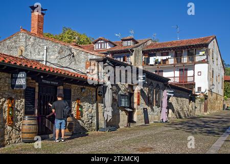 SANTILLIANA, SPANIEN, 28. September 2023 : an der nördlichen Route der Pilgerstraße nach Compostela ist Santillana del Mar eine wunderschöne mittelalterliche Stadt de Stockfoto