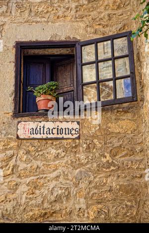 SANTILLIANA, SPANIEN, 28. September 2023 : Fenster an alter Wand. An der nördlichen Route der Pilgerstraße nach Compostela ist Santillana del Mar ein Touris Stockfoto