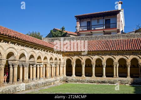 SANTILLIANA, SPANIEN, 28. September 2023: Kloster der Stiftskirche Santillana del Mar Stockfoto