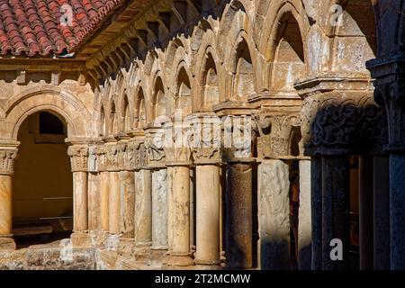 SANTILLIANA, SPANIEN, 28. September 2023: Kloster der Stiftskirche Santillana del Mar Stockfoto