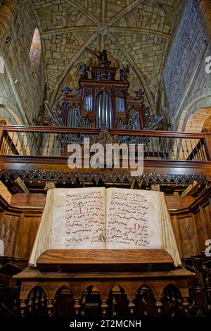 SANTILLIANA, SPANIEN, 28. September 2023 : Partitur und Orgel der Kirche Santillaina del Mar Stockfoto