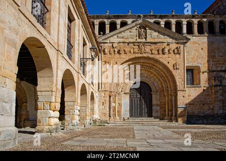 Stiftskirche Santillana del Mar skulpturale Dekoration des Eingangs. Stockfoto