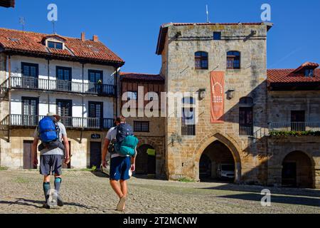 SANTILLIANA, SPANIEN, 28. September 2023 : an der nördlichen Route der Pilgerstraße nach Compostela ist Santillana del Mar eine wunderschöne mittelalterliche Stadt de Stockfoto