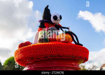 Poole, Dorset, Großbritannien. Oktober 2023. Ein gestrickter Briefkasten-Topper erscheint auf einem roten Briefkasten in Poole, Dorset mit einem Halloween-Thema mit Hexen, Geistern, Spinnen und Kürbissen. Quelle: Carolyn Jenkins/Alamy Live News Stockfoto