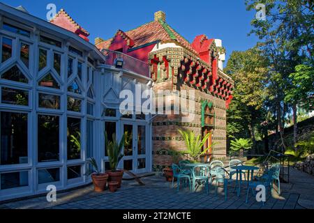 COMILLAS, SPANIEN, 28. September 2023: El Capricho, eine Villa von Antoni Gaudí, erbaut 1883–1885, gehört zur orientalistischen Zeit des Architekten Stockfoto